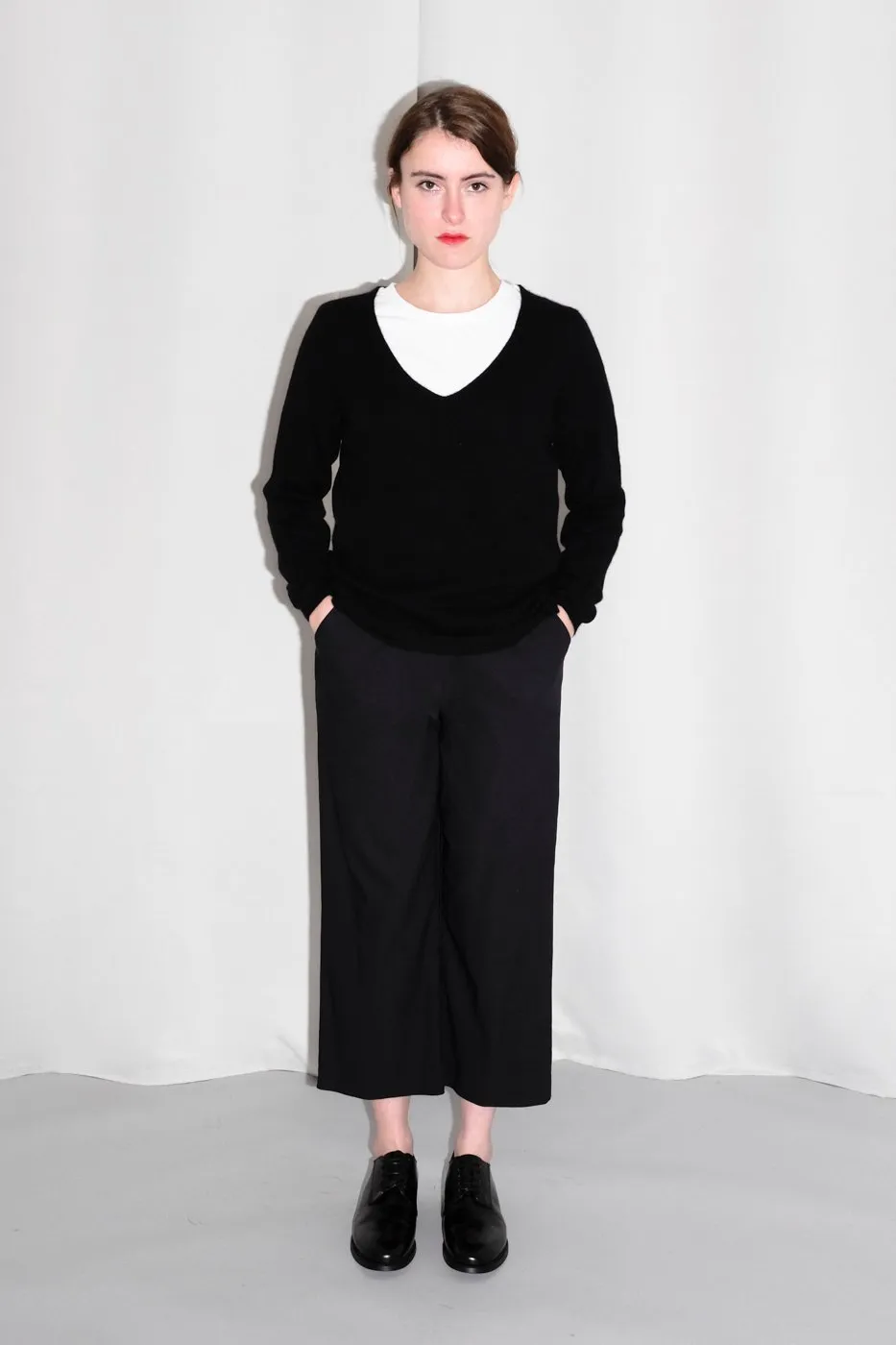 PURE CASHMERE V-NECK BLACK SWEATER