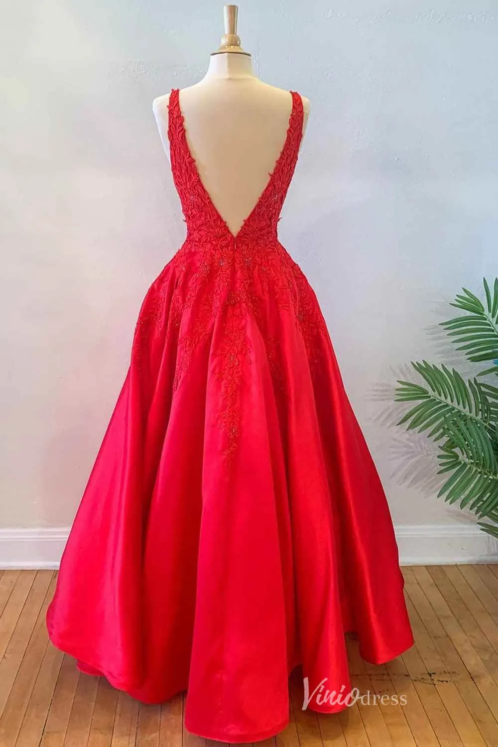 Red Lace Applique Prom Dresses Plunging V-Neck Satin Formal Gown FD4094